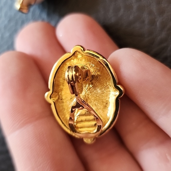 VTG Monet clip on earrings - Picture 7 of 8